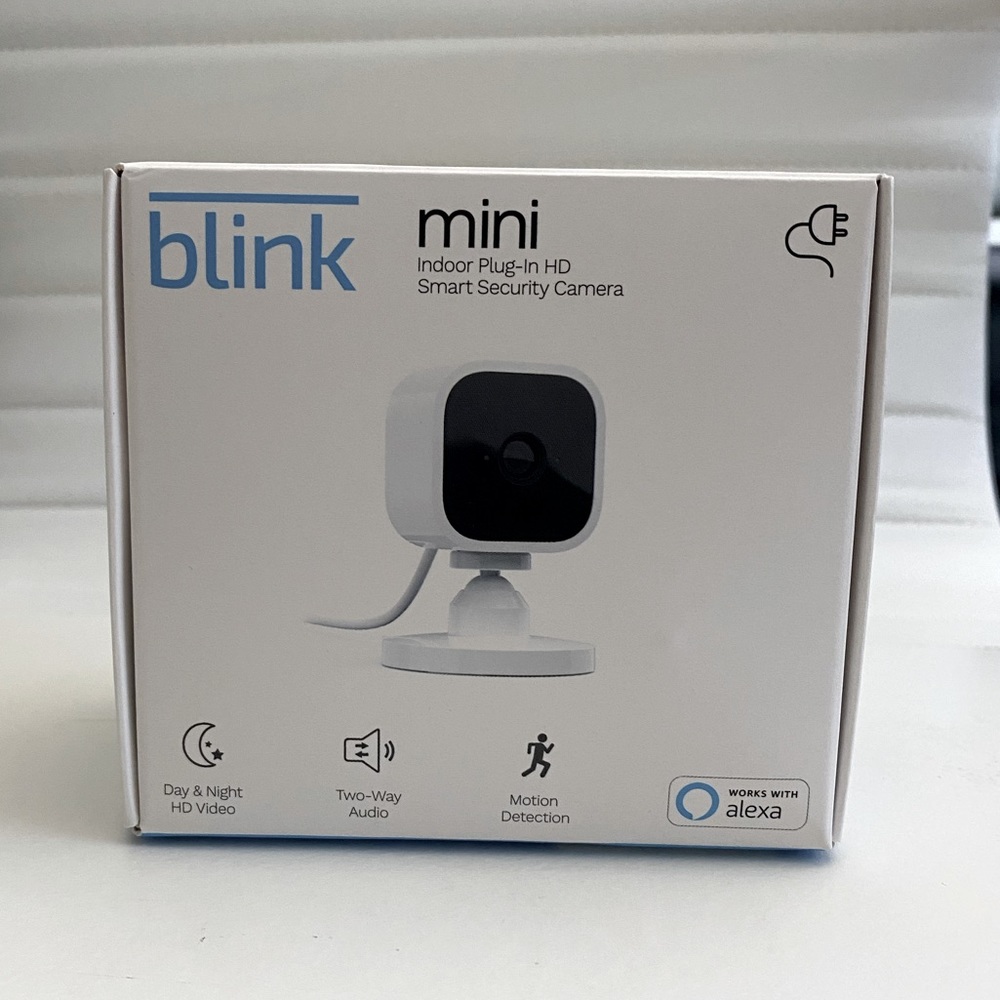 BLINK MINI (WHITE) INDOOR PLUG IN HD SMART SECURITY CAMERA